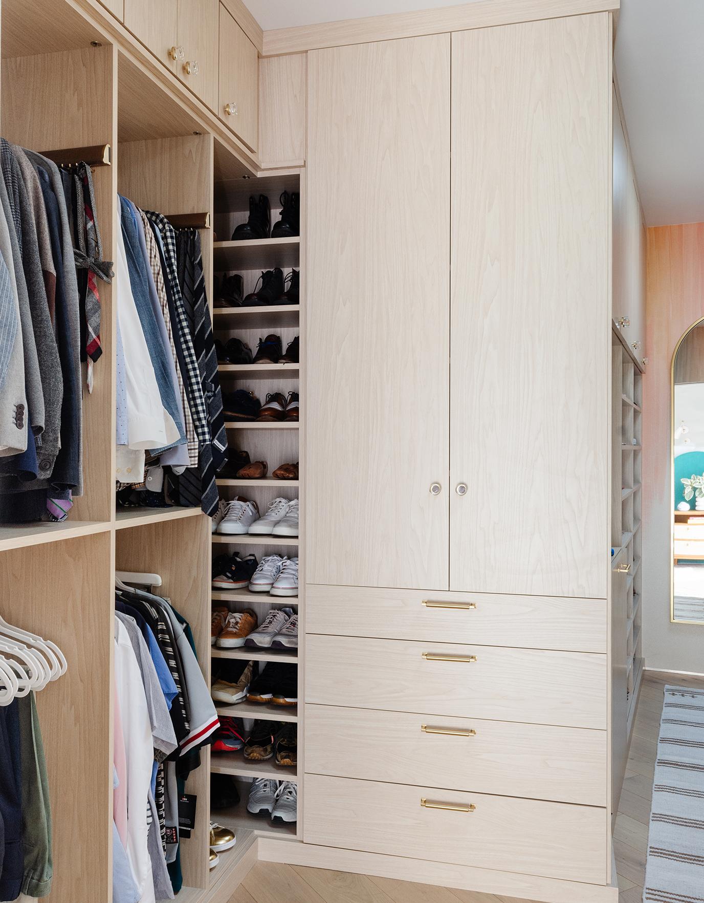 Vestidor para parejas diseñado con todos los gabinetes de almacenamiento, estantes y cajones integrados de California Closets