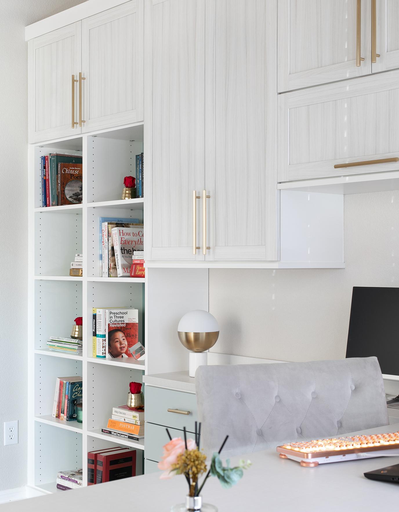 Estantes organizados en la oficina en casa con detalles en blanco y dorado | California Closets