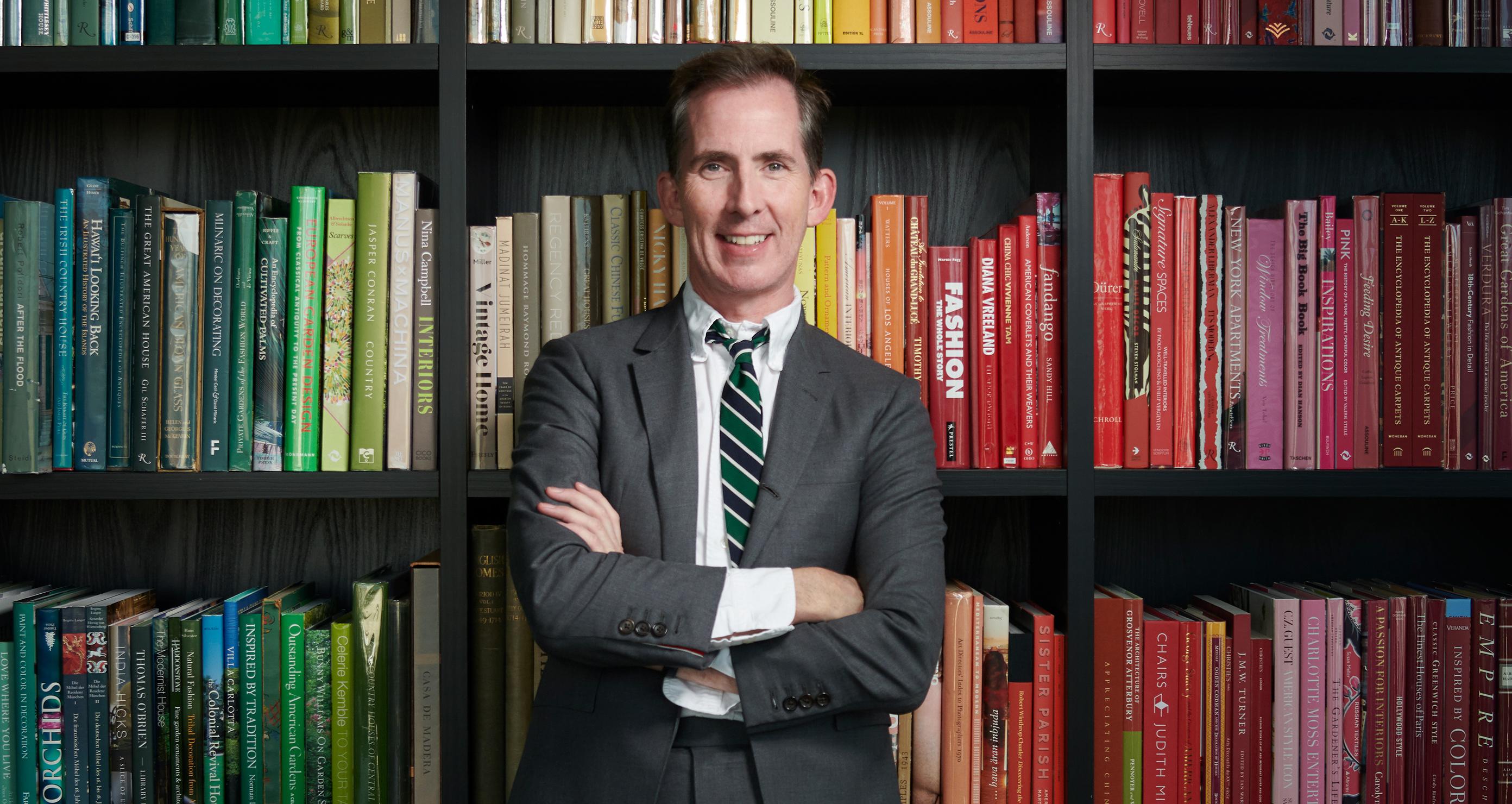 Estanterías personalizadas de Kevin Sharkey en acabado oscuro creadas por California Closets