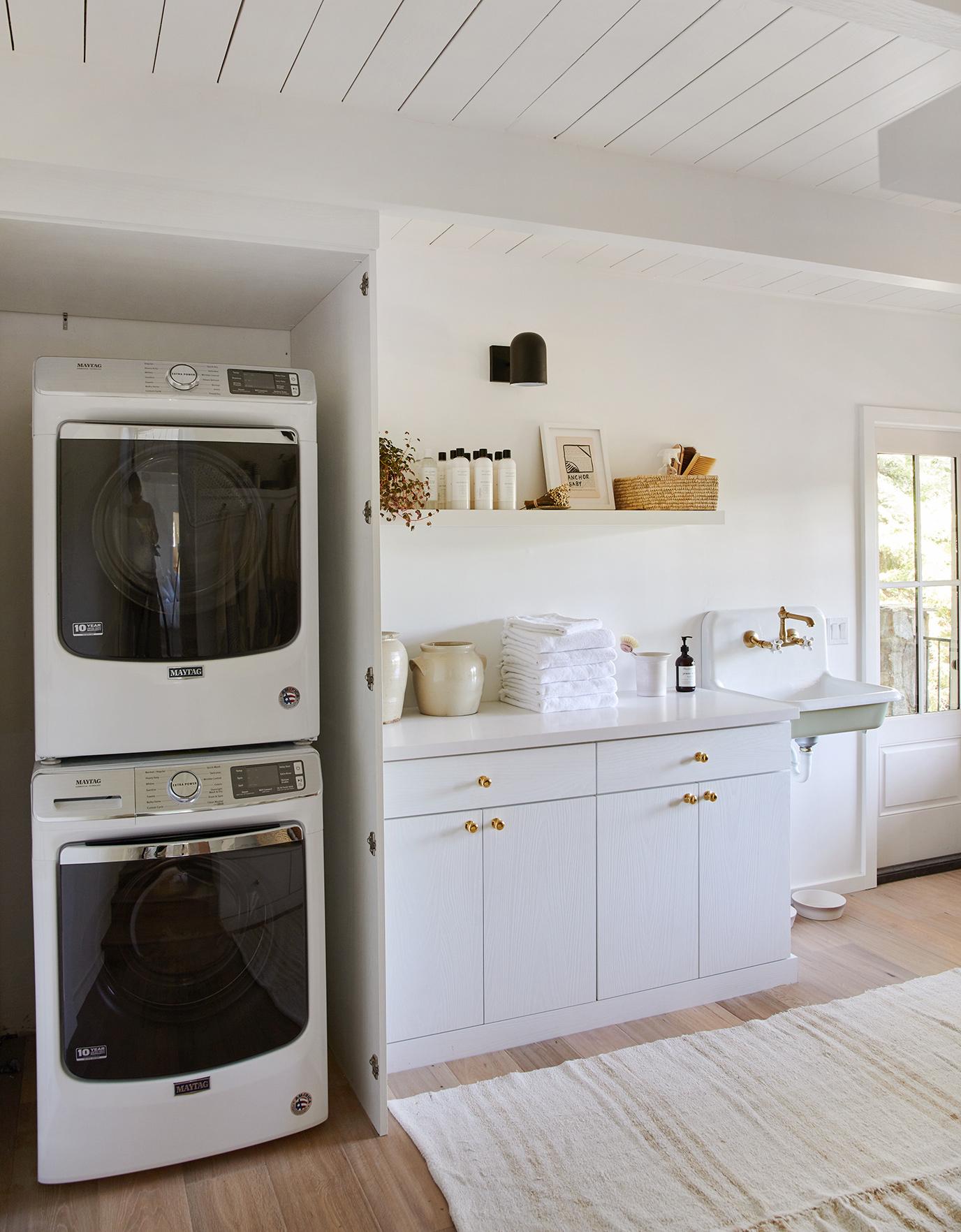 Duo vestíbulo y cuarto de lavado con almacenamiento, estanterías y bancos personalizados de California Closets