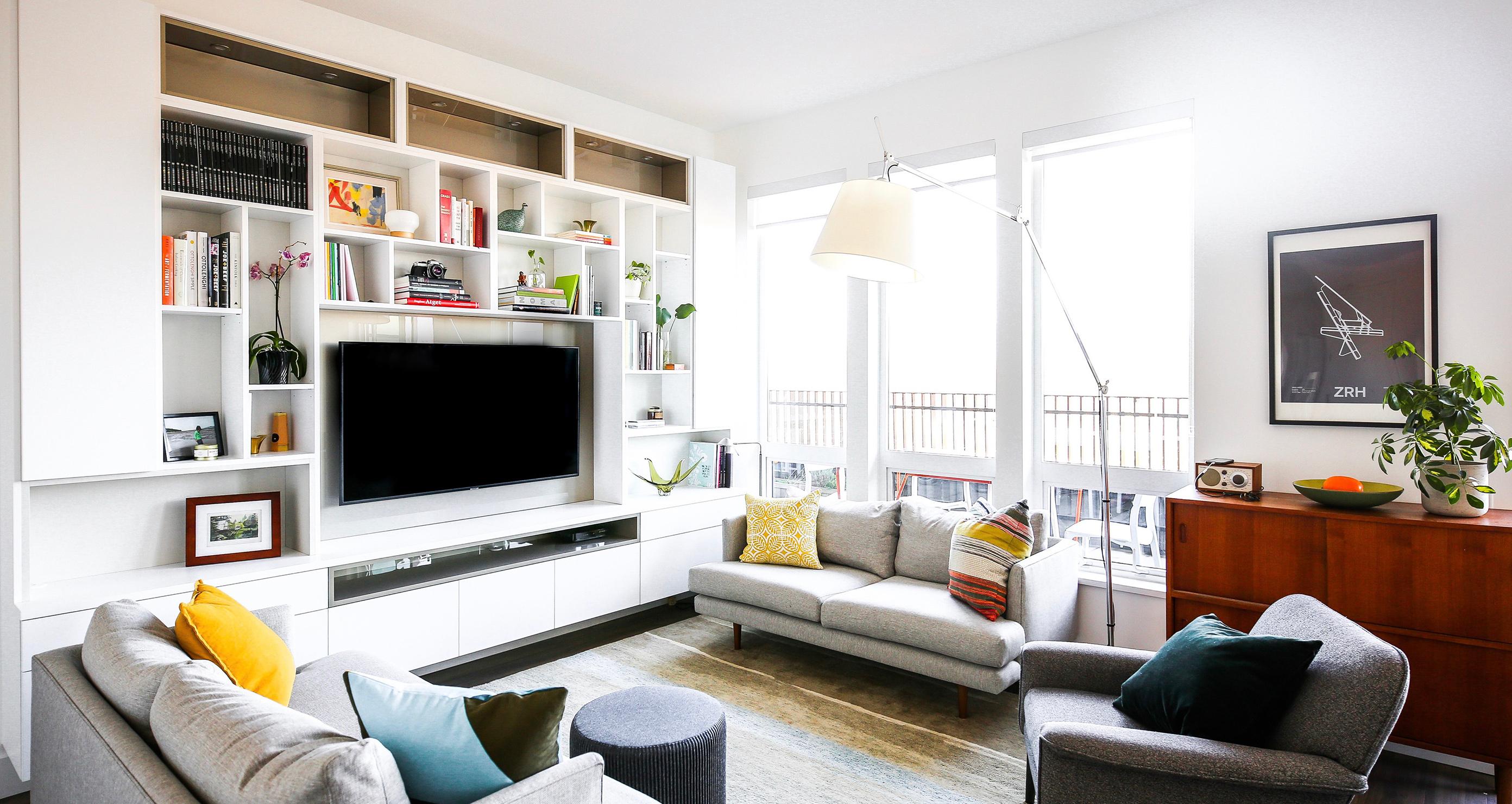 Un centro multimedia personalizado en la sala de estar con estantes empotrados a su alrededor de California Closets