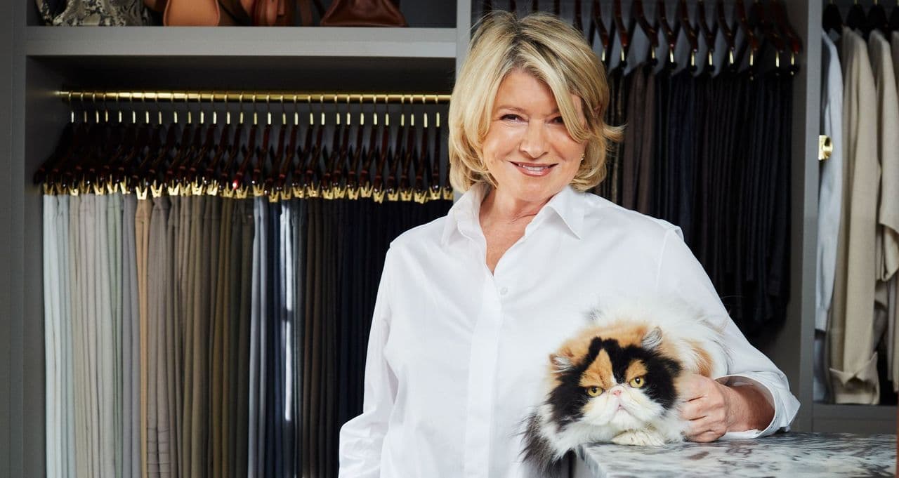 Vestidor diseñado con almacenamiento personalizado para el guardarropa de Martha Stewart por California Closets