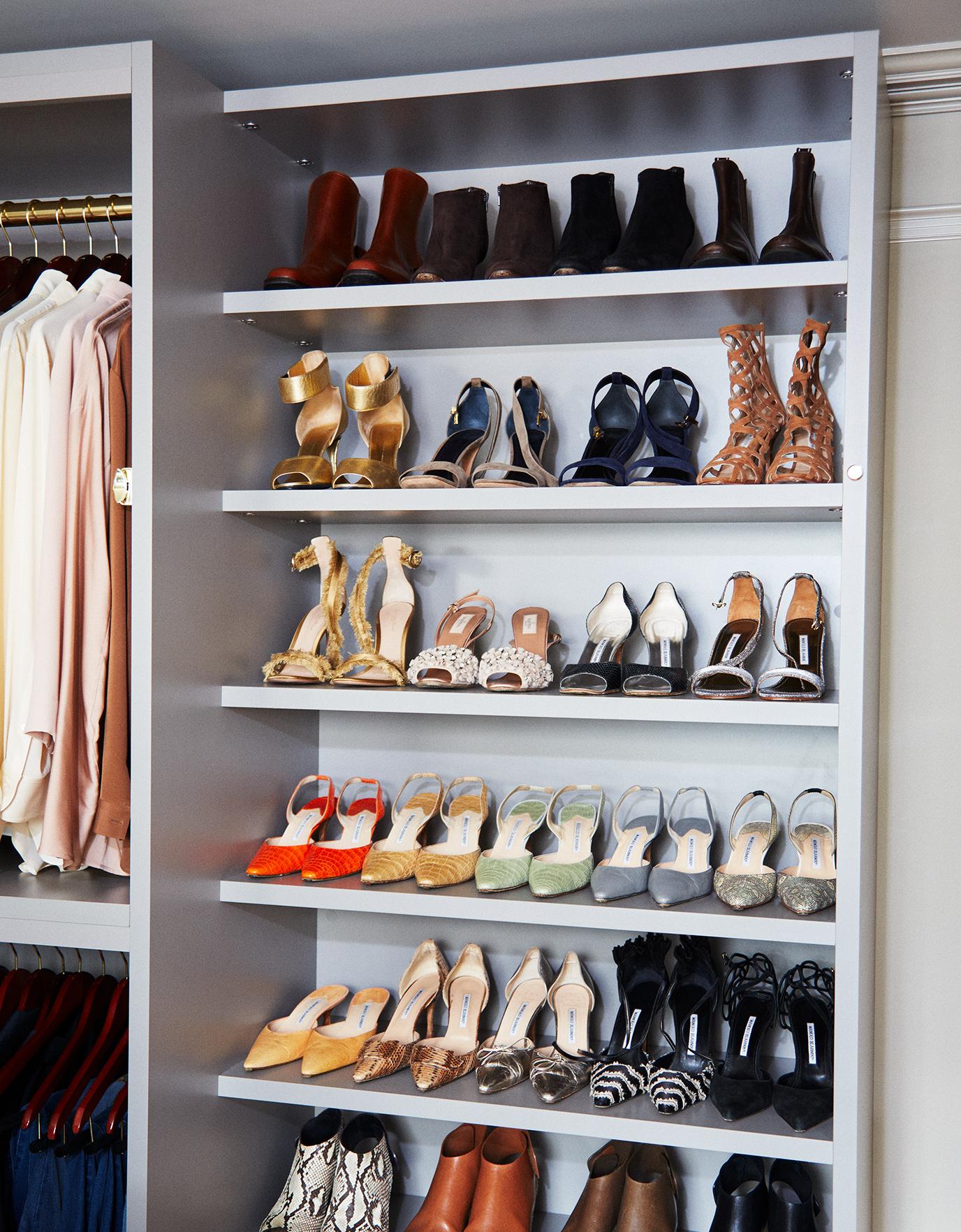 Almacenamiento y organización de zapatos en el vestidor de Martha Stewart creado por California Closets