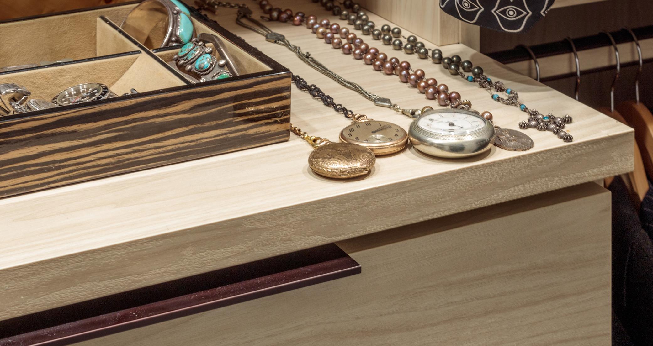 Armario personalizado de Matt Sorum y Ace Harper con mueble para joyas con acabado de madera de California Closets