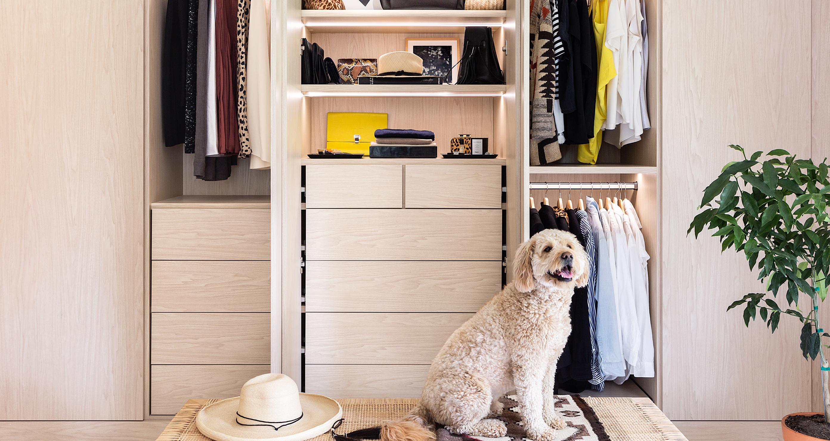 Armario empotrado personalizado de Michelle Adams con almacenamiento adicional en cajones y armario colgante de California Closets