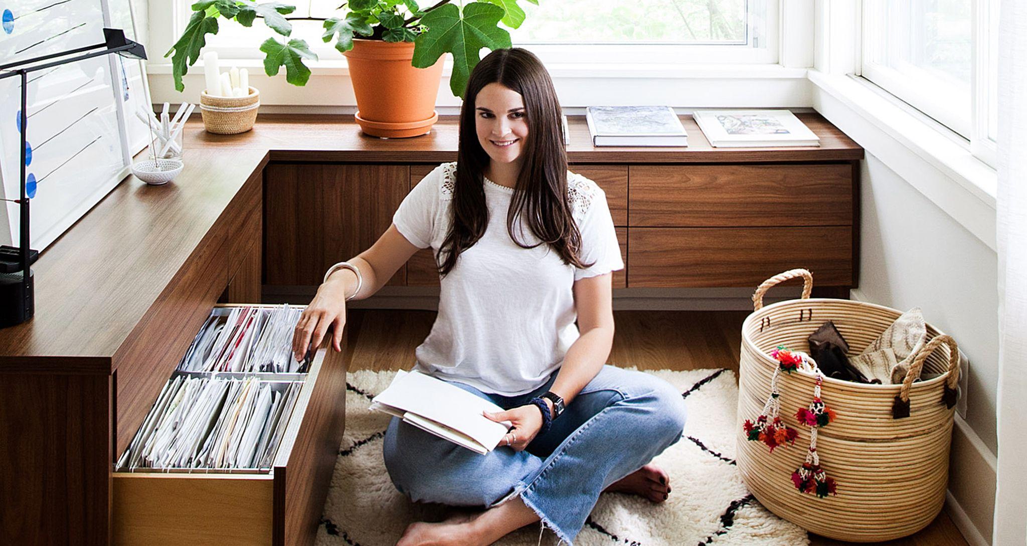 Espacio de almacenamiento pequeño para la oficina en casa de Michelle Adams diseñado con gabinetes flotantes por California Closets