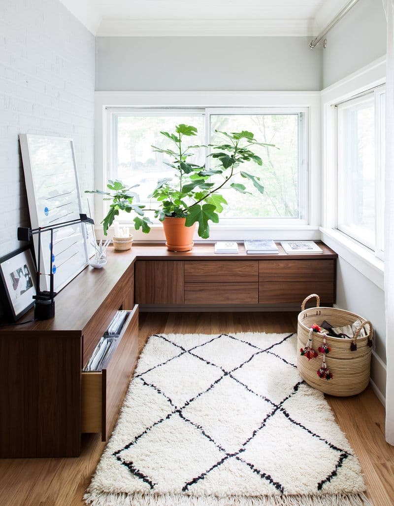 Gabinete de almacenamiento flotante personalizado para oficina en el hogar diseñado en acabado de madera oscura por California Closets