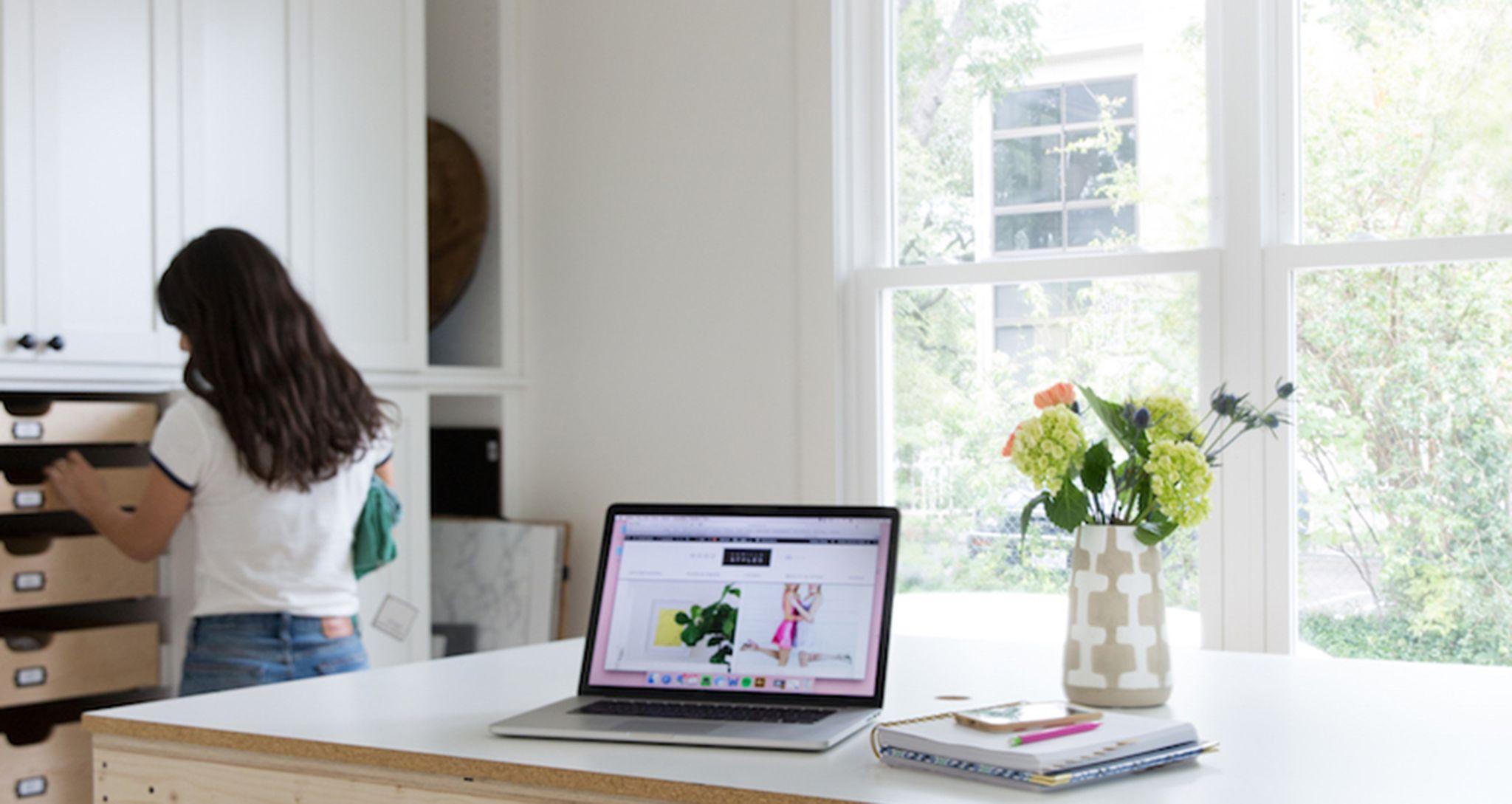 Sala de manualidades de Camille Style diseñada con cubículos, estantes y cajones de almacenamiento integrados de California Closets