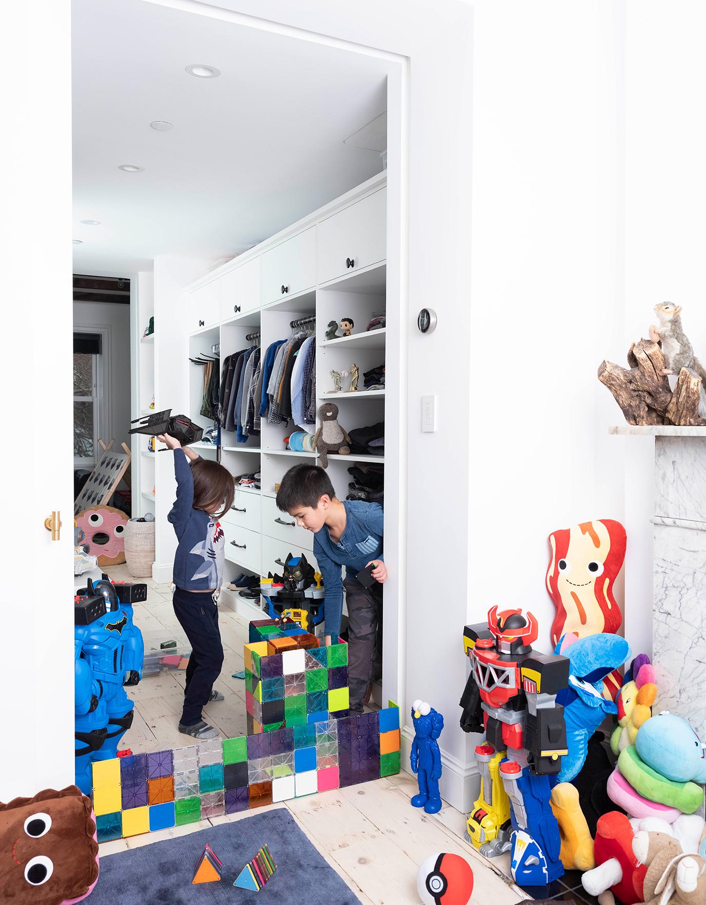 Diseño de armario para niños con estantes, cajones y espacio para guardar juguetes en acabado de veta de madera blanca creado por California Closets