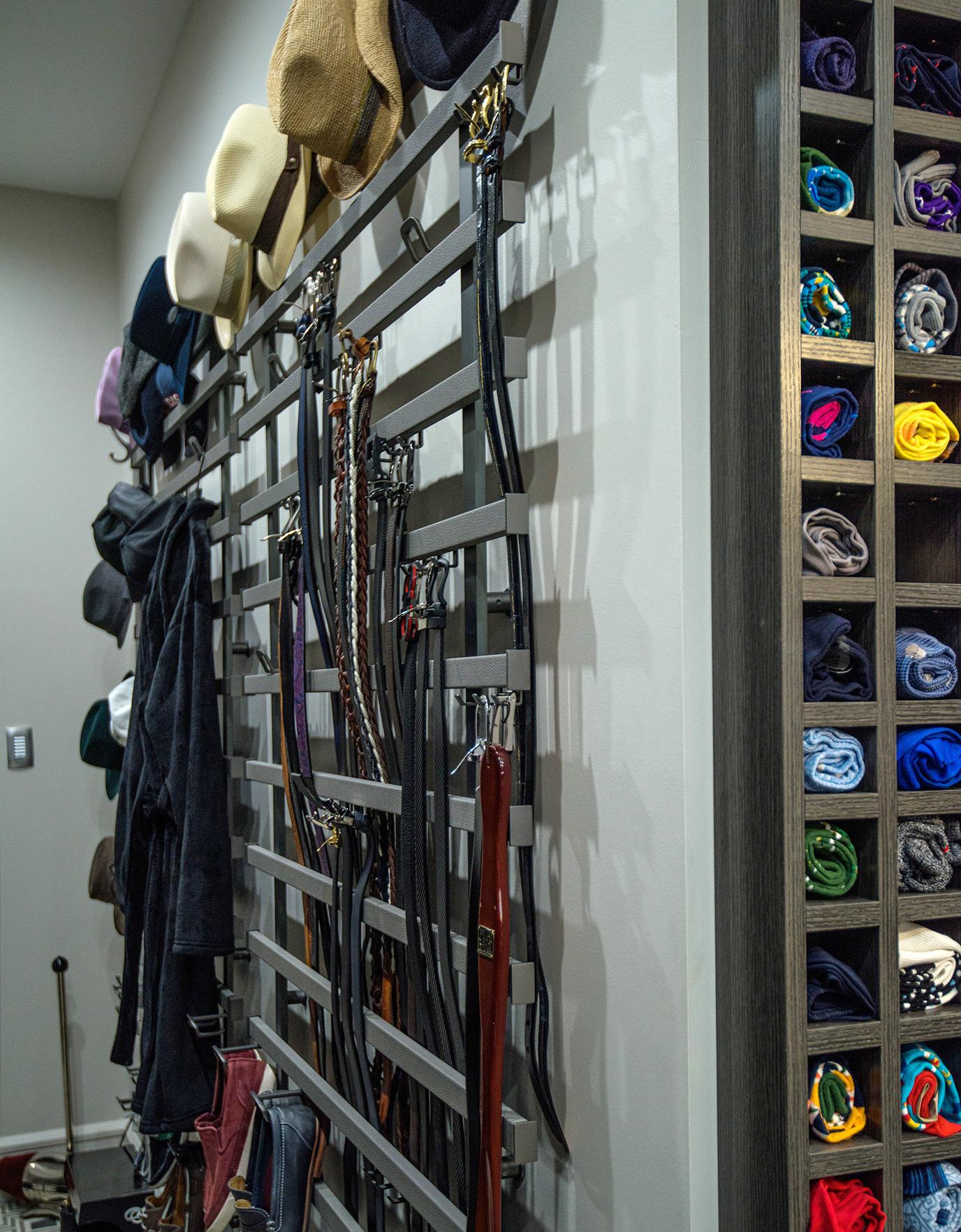 Organizador de pared para vestidores para sombreros y accesorios de hombre de California Closets