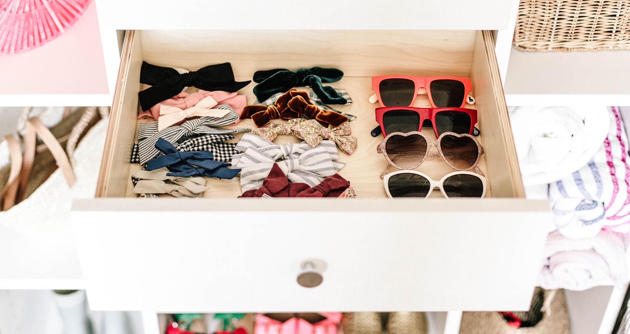 Armario infantil blanco clásico con cajones al alcance de la mano en un armario diseñado por California Closets