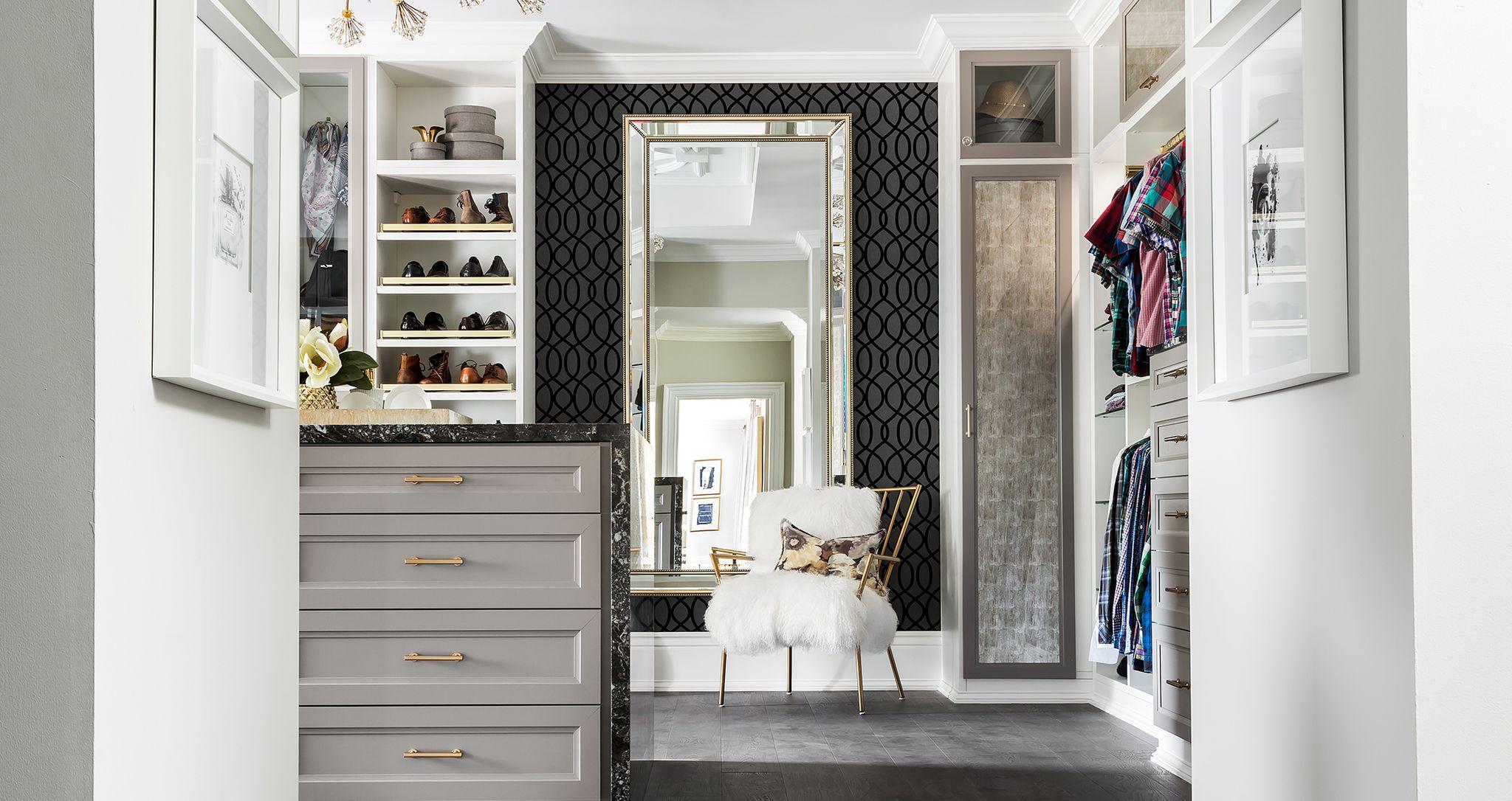 Armario para él y para ella de Scott McGillivray con cajones de almacenamiento en la isla central, de California Closets