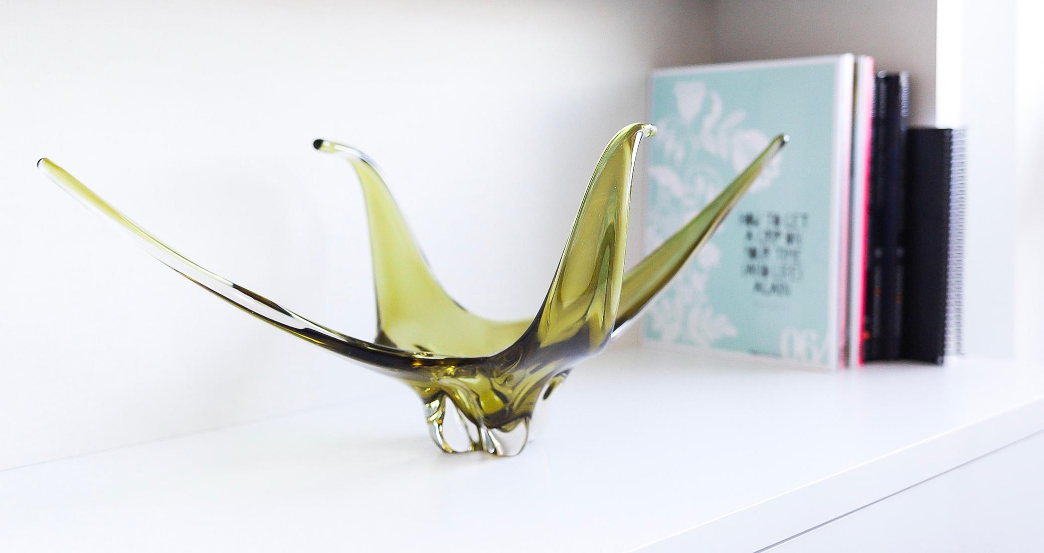 Detalle de primer plano de estanterías personalizadas con acabado de madera blanca para sala familiar de California Closets