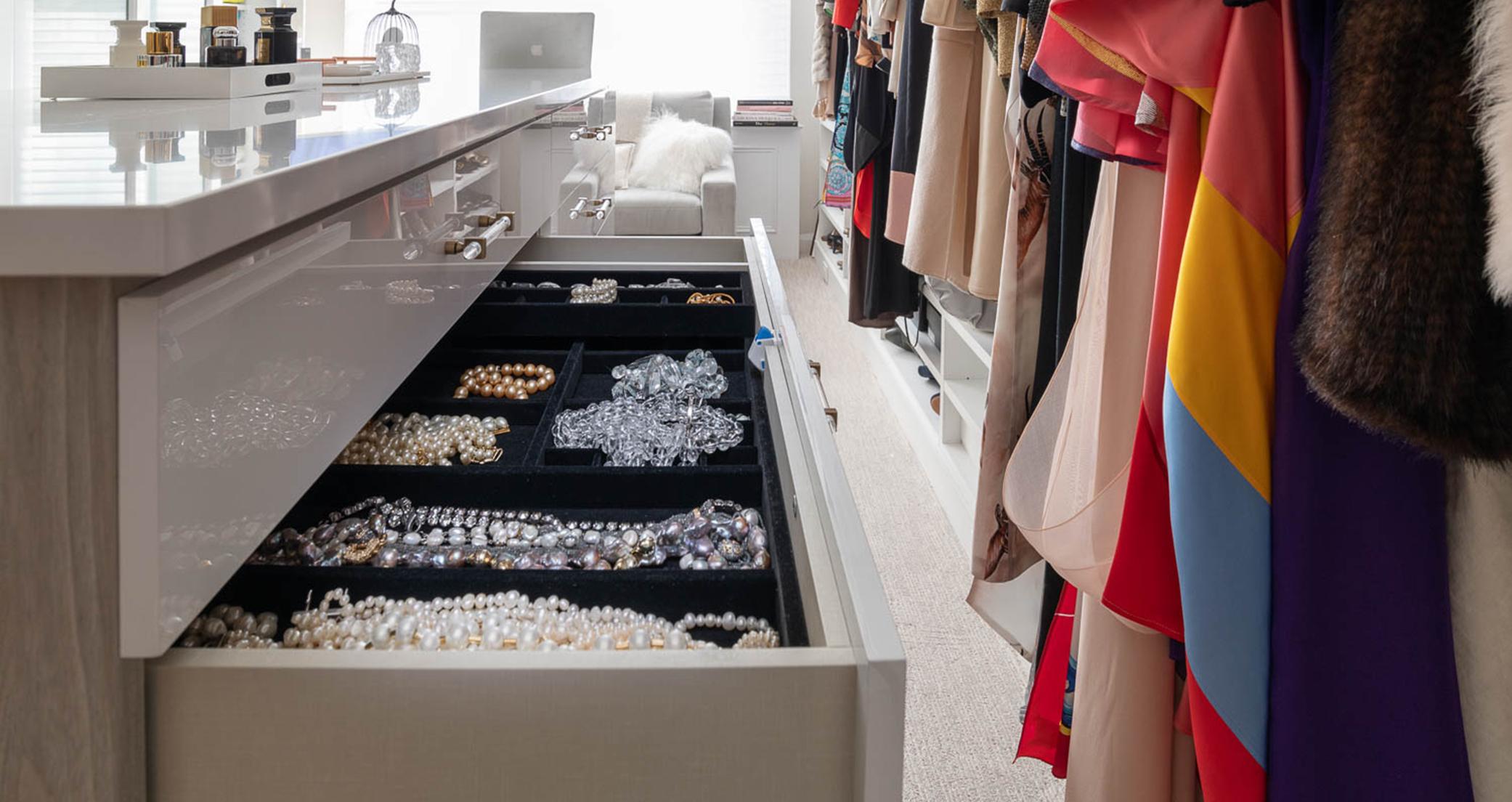 Amplio vestidor con islas para almacenamiento de joyas y accesorios y espacio para encimeras de Californa Closets