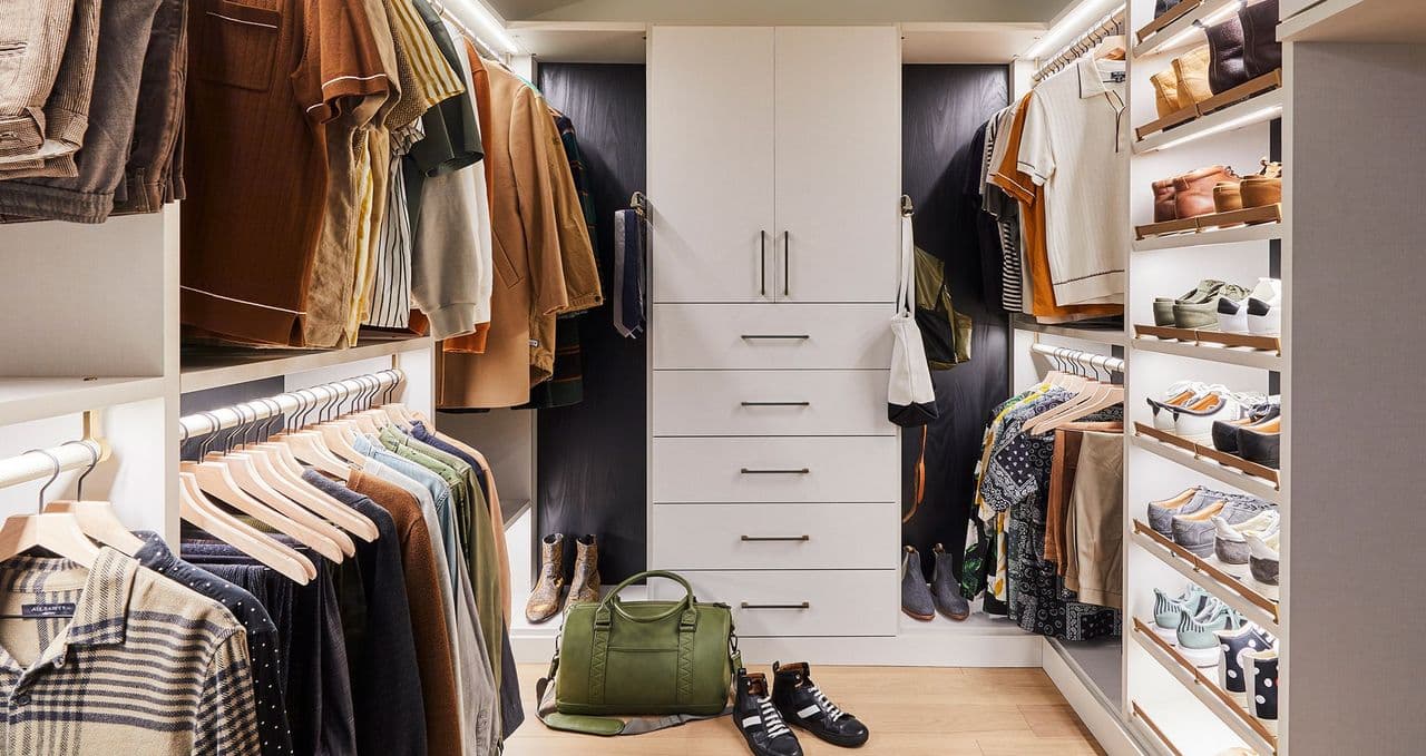 Oficina-armario del presentador de Netflix Bobby Berk con gabinetes personalizados del piso al techo para almacenar artículos de oficina creada por California Closets