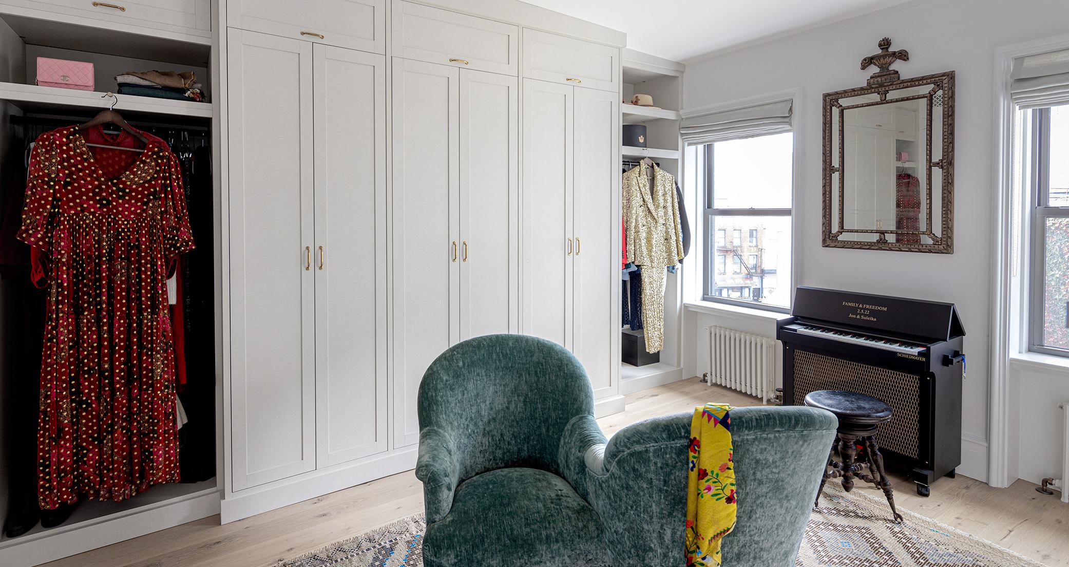 Armario diseñado para la pareja, Jon Batiste y Suleika Jaouad, con cómodas, estanterías y armarios personalizados de California Closets