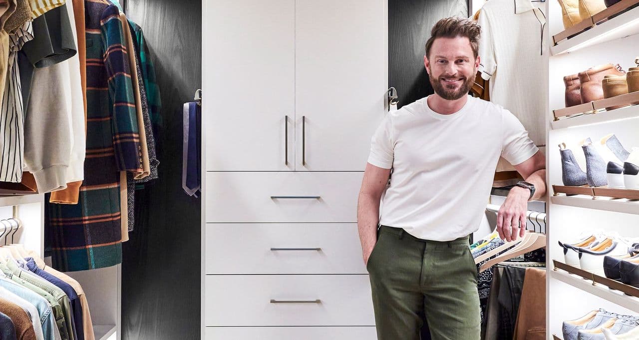 La oficina-armario diseñada para Bobby Berk de Netflix permite almacenar artículos de trabajo y muestras de ropa, y cuenta con un acabado en madera blanca creado por California Closets