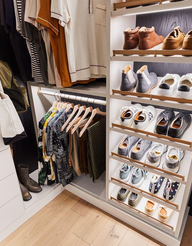 Organización de almacenamiento inclinado para zapatos en el vestidor de Bobby Berk, diseñado por California Closets