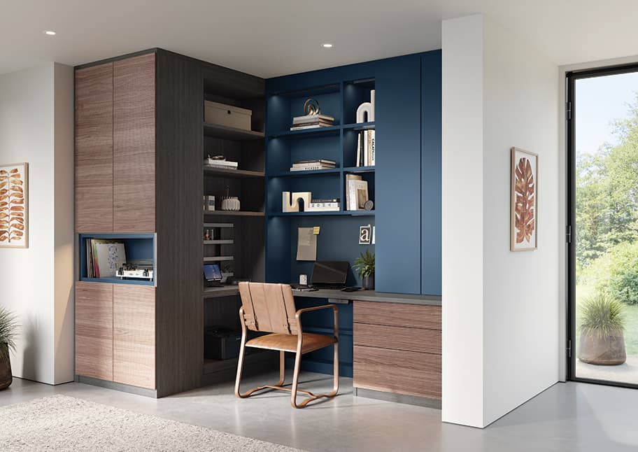 Diseño de rincón de oficina en casa en acabado de madera blanca con escritorio, cajones y estanterías personalizados creado por California Closets