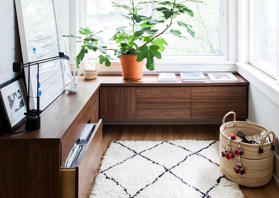 Área de oficina de arte personalizada para espacios pequeños con cajones diseñada por California Closets