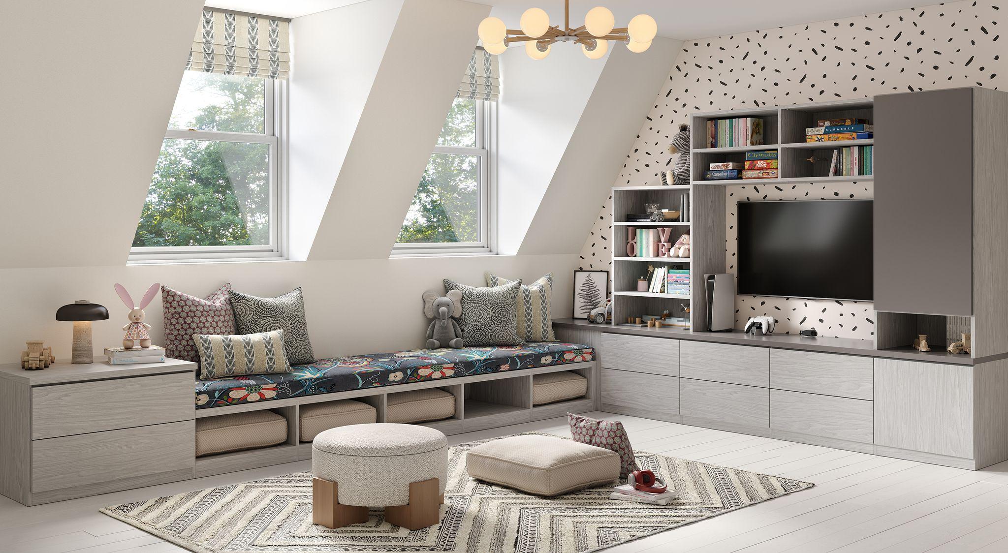 Sala de juegos con diseño de centro multimedia y banco para guardar juguetes con estanterías de biblioteca de California Closets