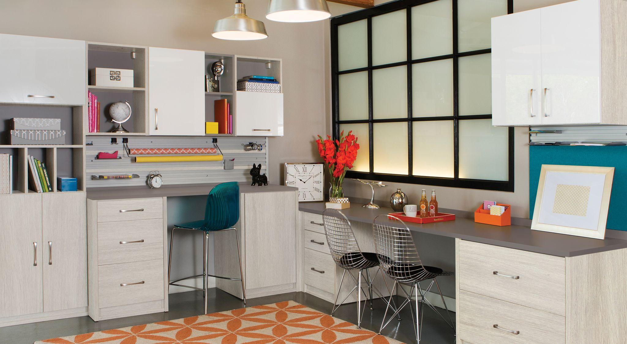 Diseño de artesanías y espacios de trabajo con estanterías, encimeras y cubículos personalizados de California Closets