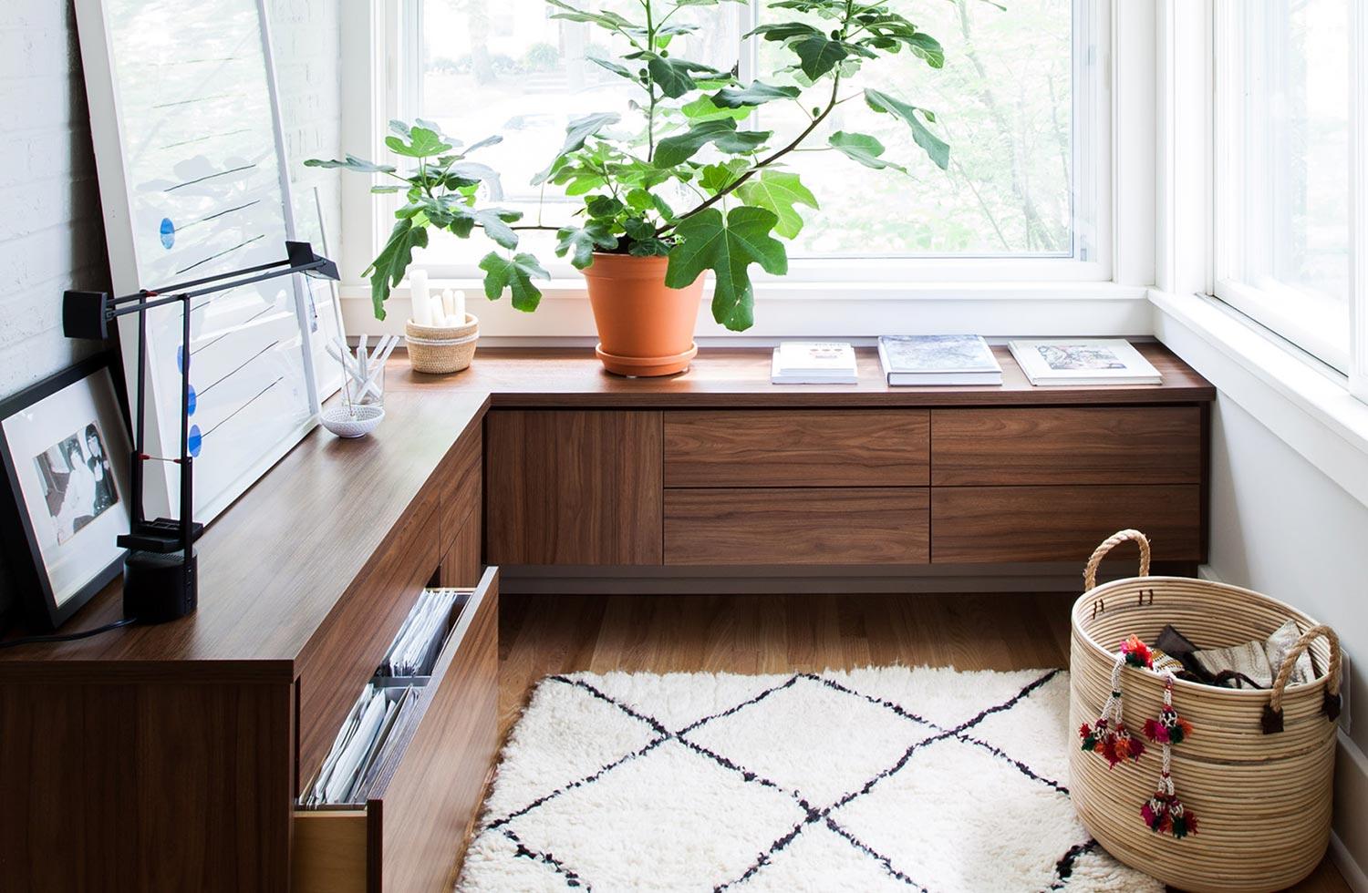 Diseño de oficina en casa para áreas pequeñas y ahorro de espacio con cajones hechos a medida California Closets