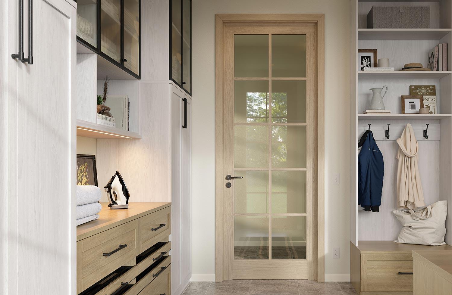 Accesorios de lavandería personalizados con gabinetes de almacenamiento en acabado de madera clara de California Closets