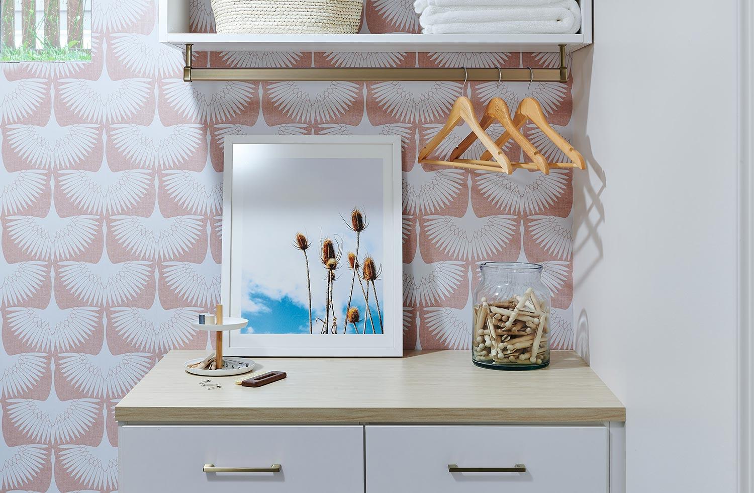 Diseño de habitación pequeña para guardar la ropa sucia con cestos inclinables diseñado por California Closets