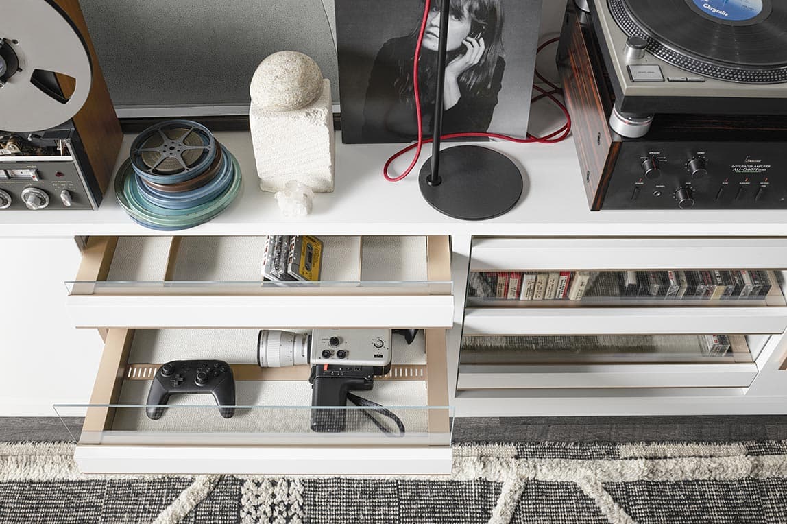 Cajón de almacenamiento multimedia personalizado con acabado de madera blanca de California Closets