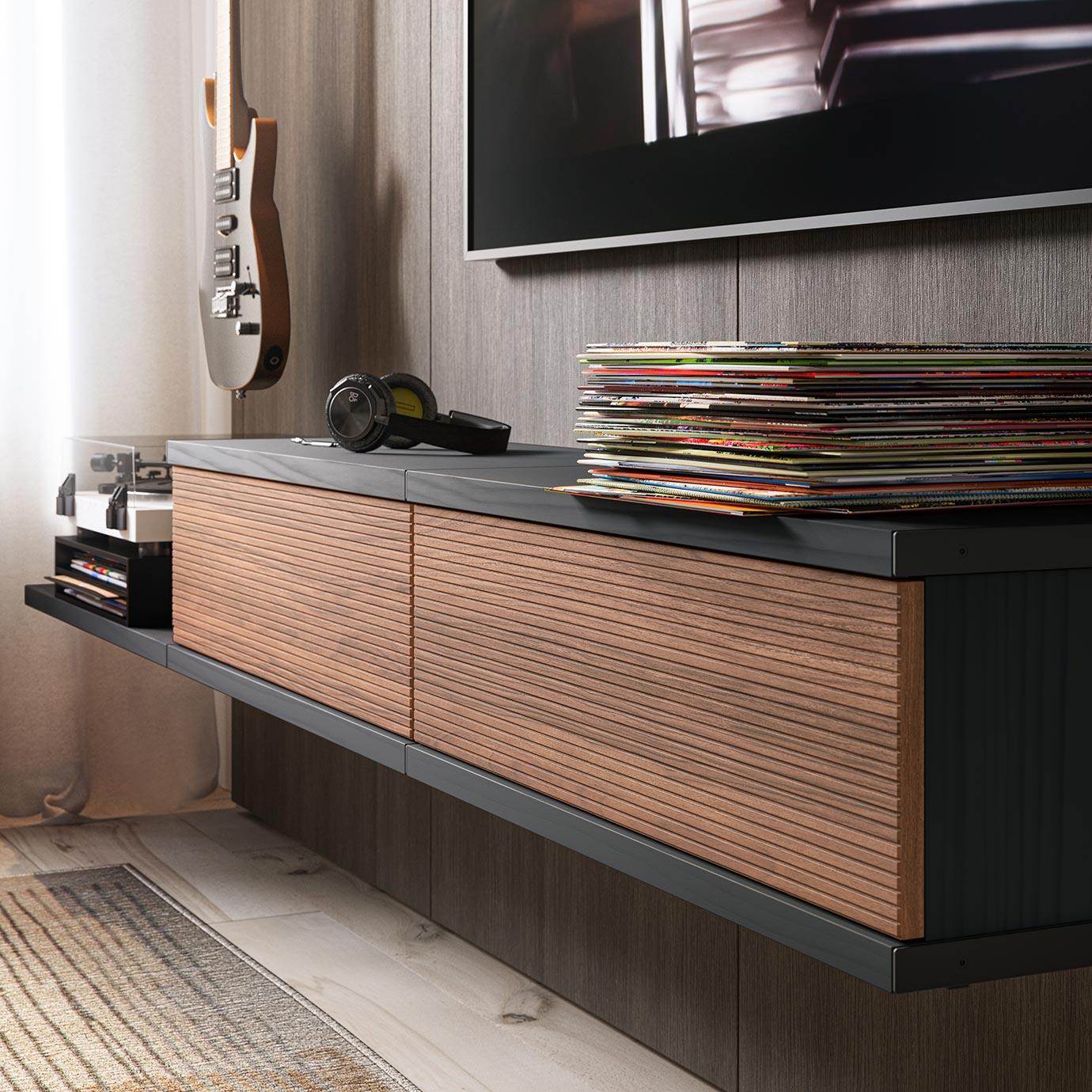 Diseño de almacenamiento flotante de centro multimedia con cajones en acabado de madera California Closets