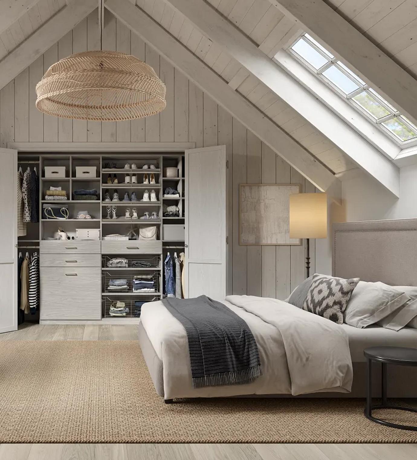 Armario ropero instalado con gabinetes, encimeras y cajones hechos a medida por California Closets