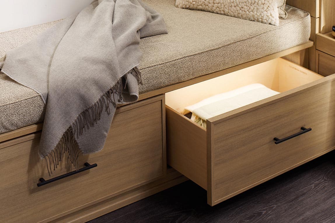 Banco personalizado con iluminación LED para cajón de California Closets