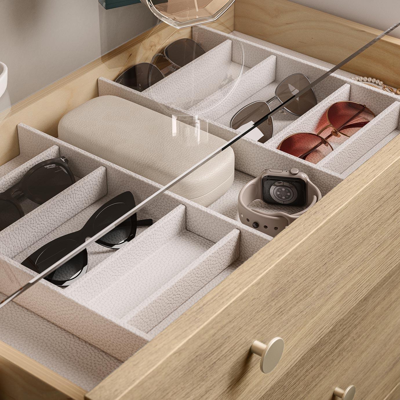 Accesorios organizadores de armario con cajón personalizado para gafas de sol en un diseño con acabado de cuero de California Closets