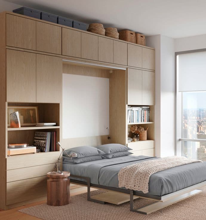 Cama plegable queen con gabinetes personalizados, estantes abiertos y mesitas de noche diseñadas por California Closets