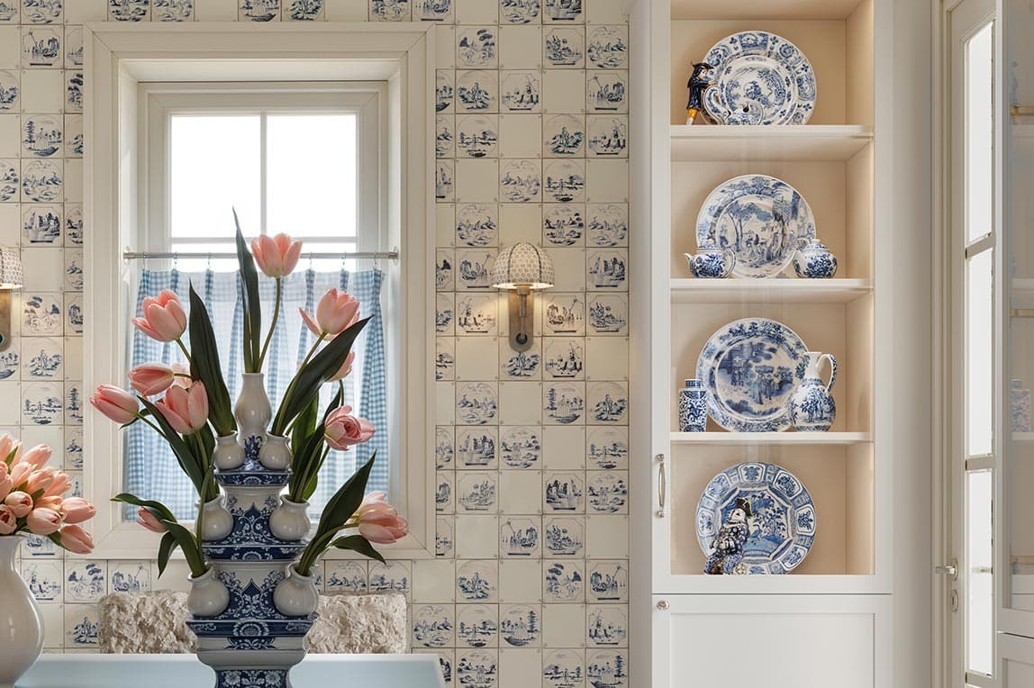 Iluminación de cinta personalizada para esquinas de cocina disponible en temperaturas cálidas y frías de California Closets