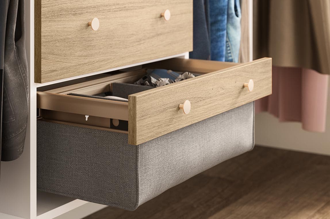 Cómoda empotrada con gabinetes personalizados en acabado de madera clara de California Closets