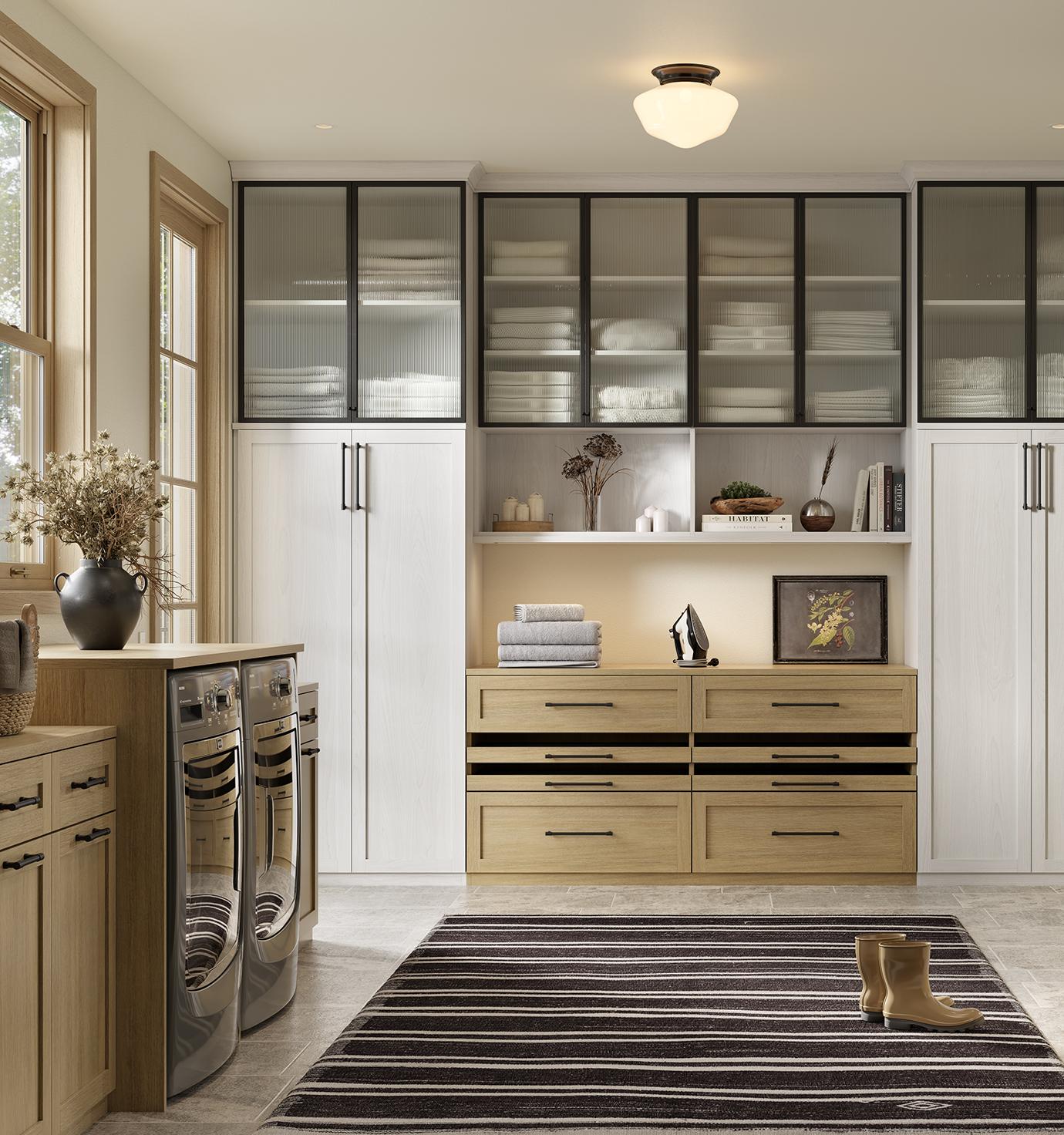 Ideas personalizadas para cuarto de lavado en entrada con acabado en madera clara por California Closets