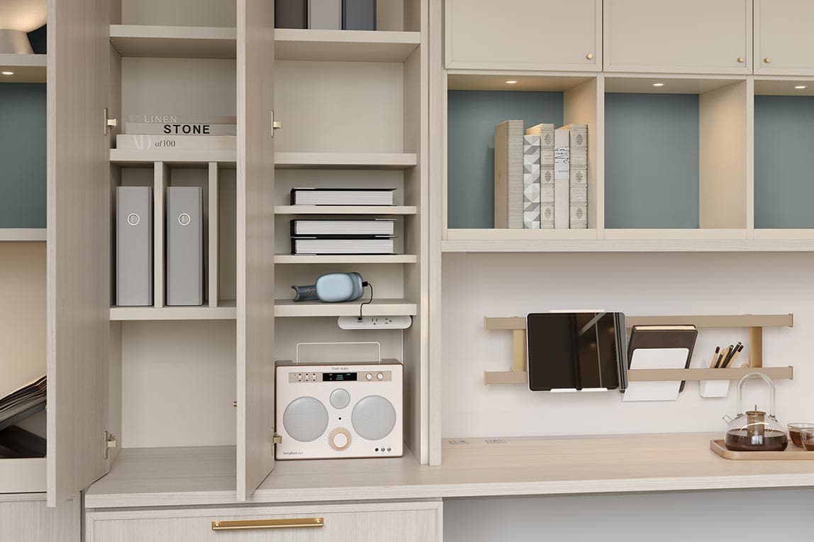 Escritorio empotrado personalizado con gabinetes y separadores de estantes para oficina en casa, hecho a medida por California Closets