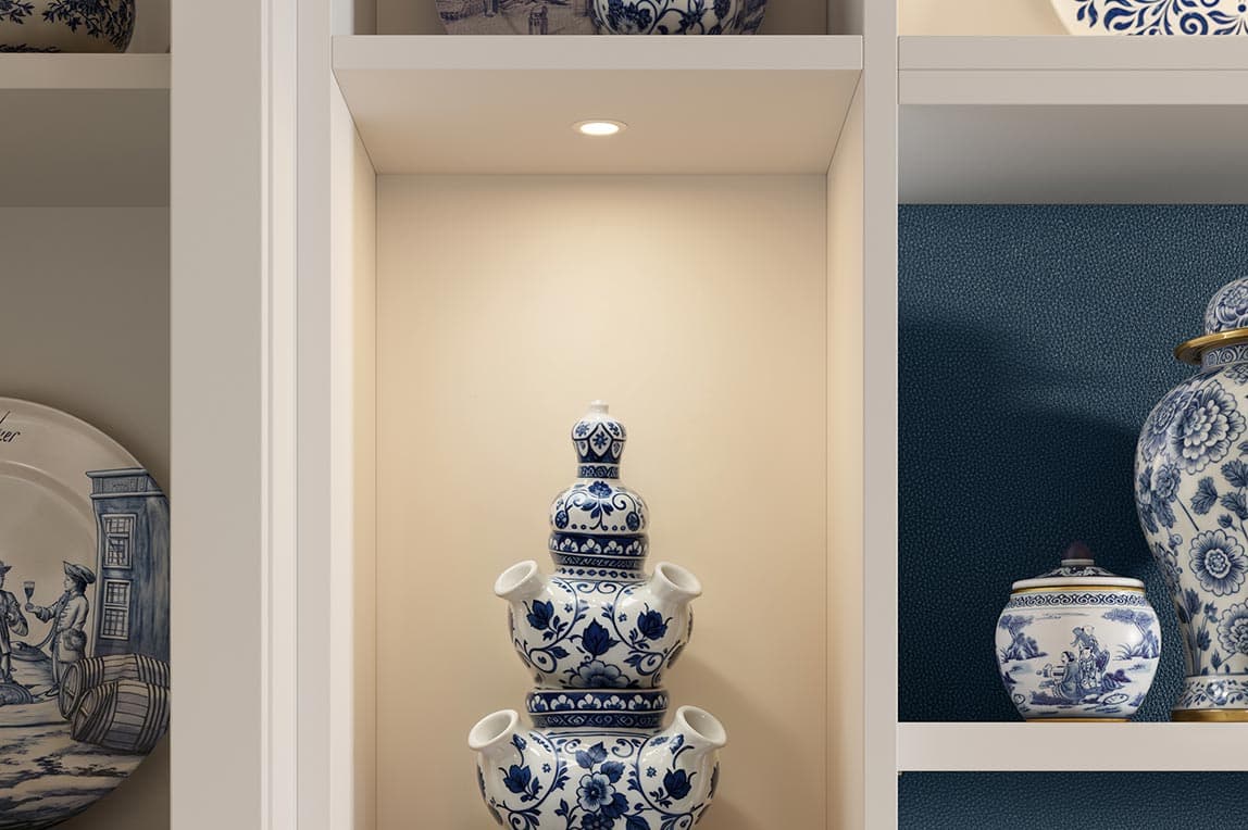 Iluminación de discos para estanterías de despensa para espacios pequeños como cubículos de California Closets