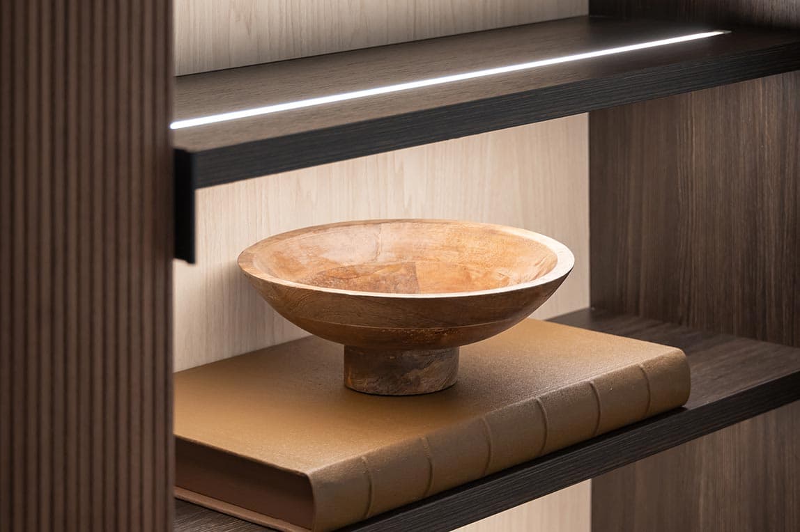 Estantes de despensa de cocina con iluminación personalizada y un brillo suave de California Closets