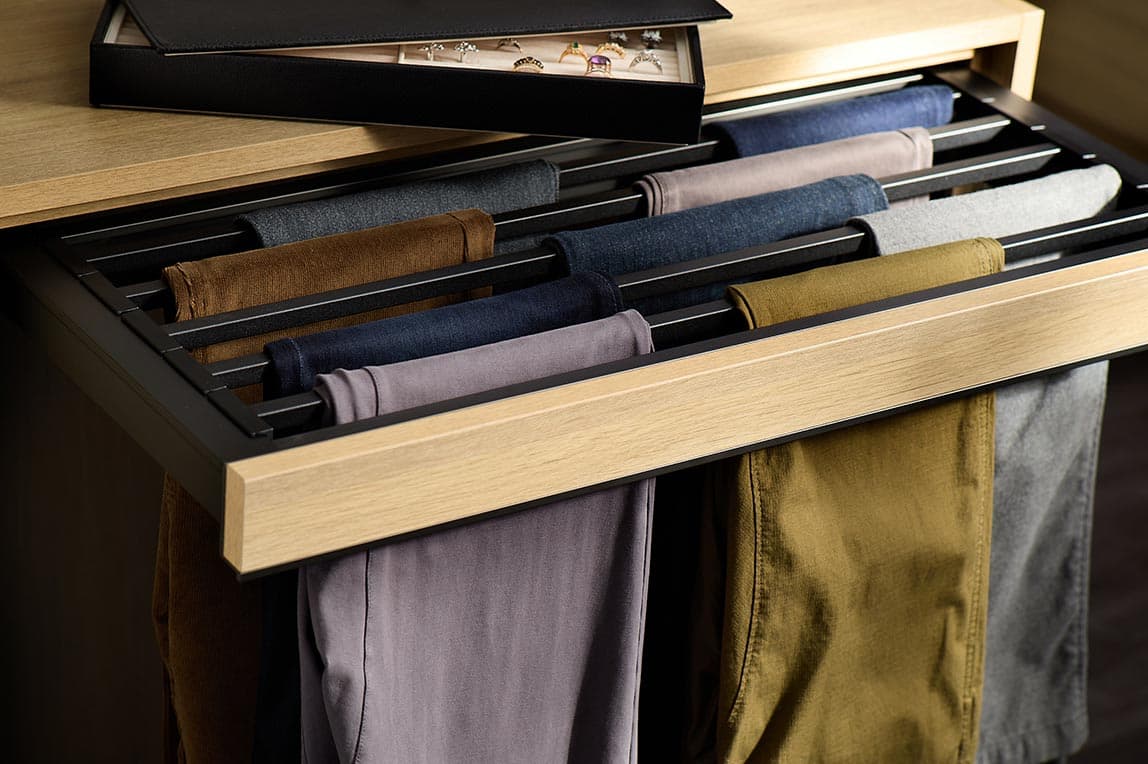 Listones metálicos verticales para pantalones y ropa de cama en un cajón extraíble de California Closets