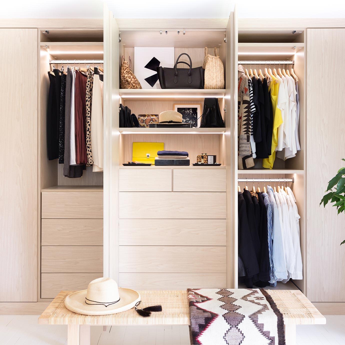 Cajón personalizado en acabado de madera clara con iluminación California Closets