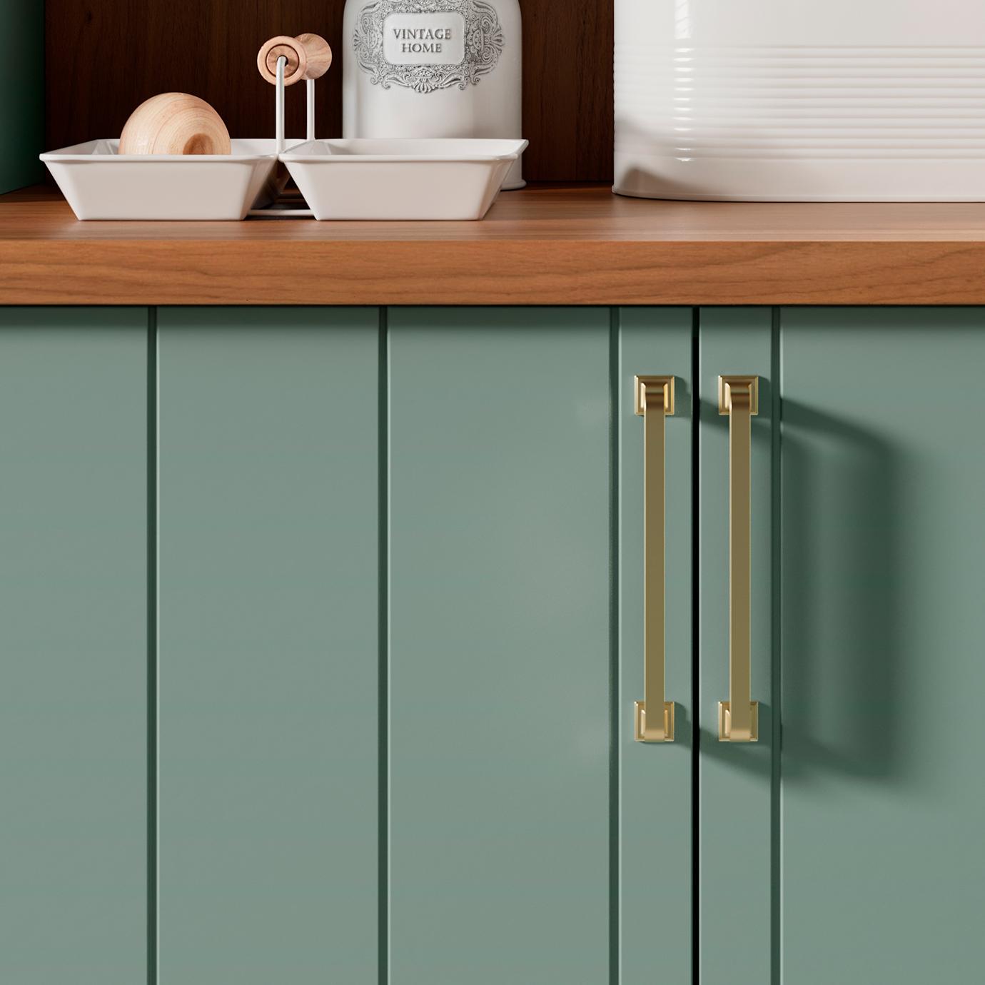 Diseño de oficina en casa con puertas de tejido metálico en acabados blanco y verde por California Closets