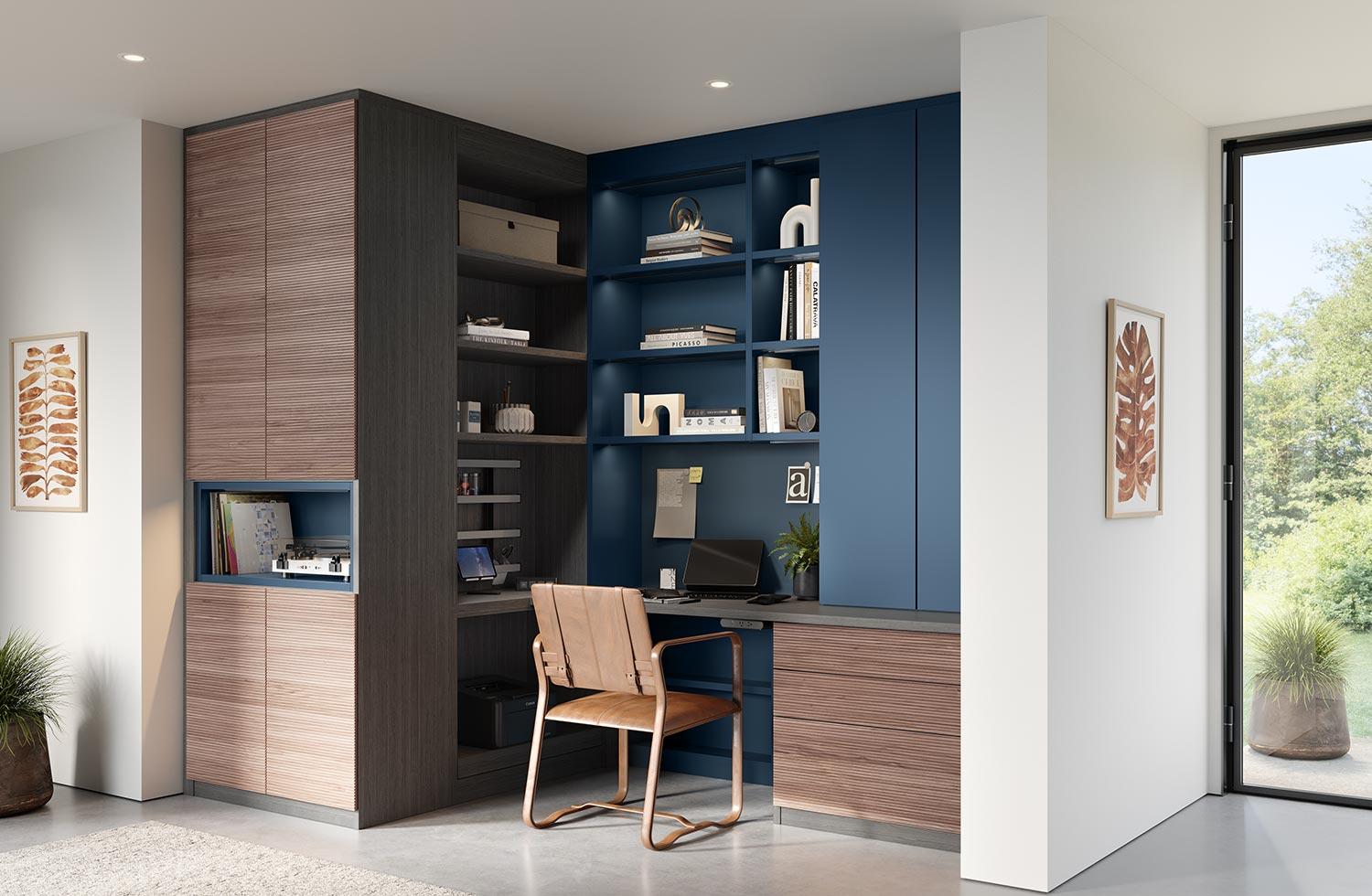 El espacio de trabajo está en la esquina de la casa con cajones de gabinete de California Closets