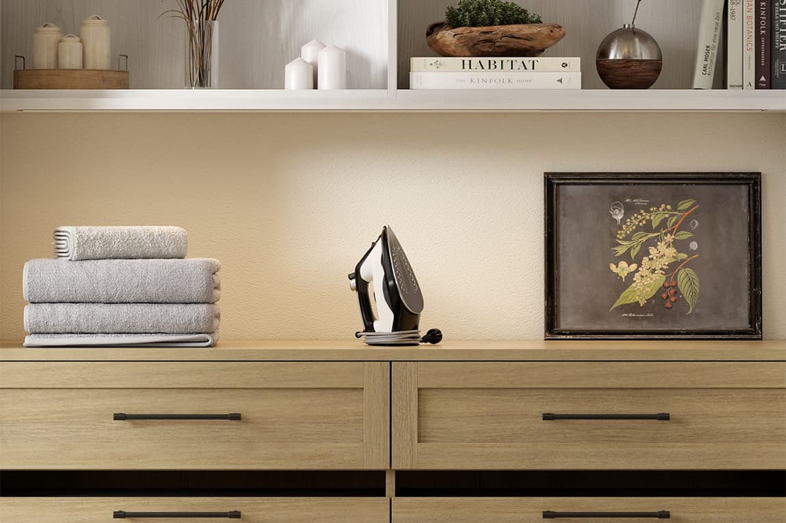 Estanterías verticales personalizadas con luces LED para oficina en casa fabricadas por California Closets