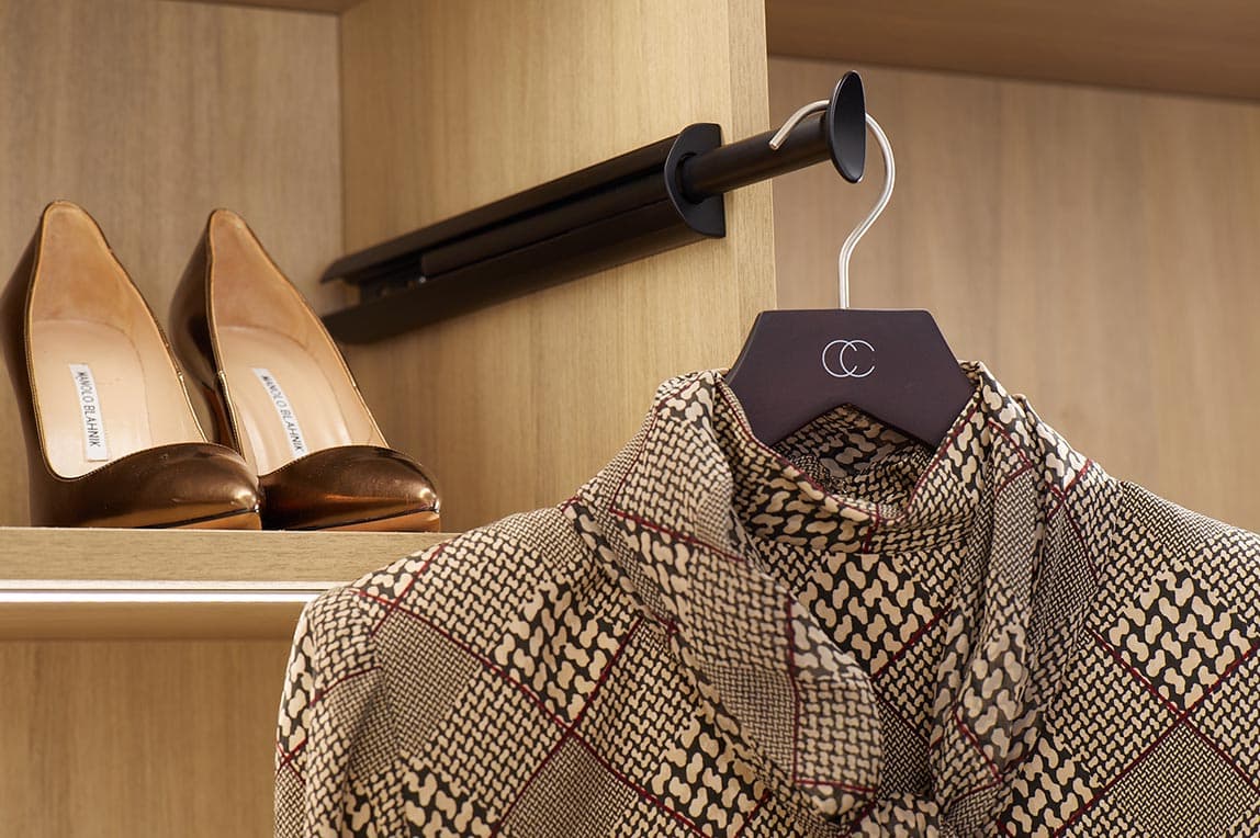 Estanterías abiertas personalizadas con barra de valet y cajones personalizados fabricados por California Closets