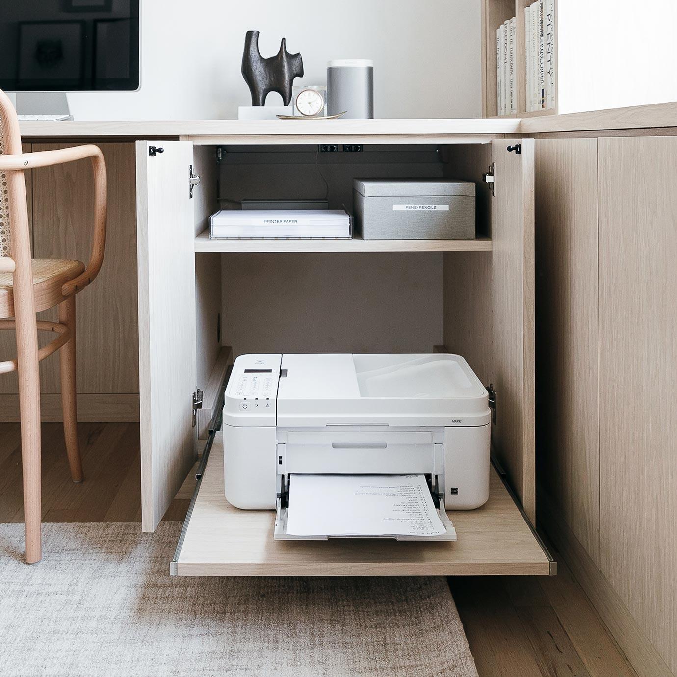 Armario para oficina en casa, hecho a medida, para impresora con estantería extraíble, de California Closets