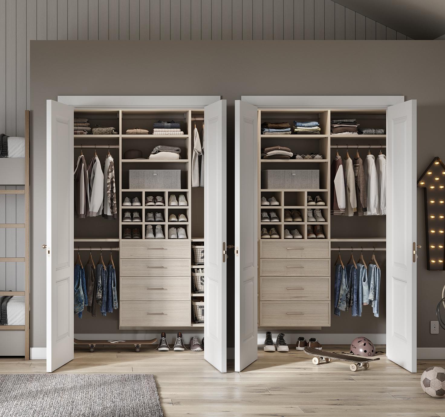 Armario empotrado para dormitorio de niño diseñado con acabados en madera natural por California Closets.
