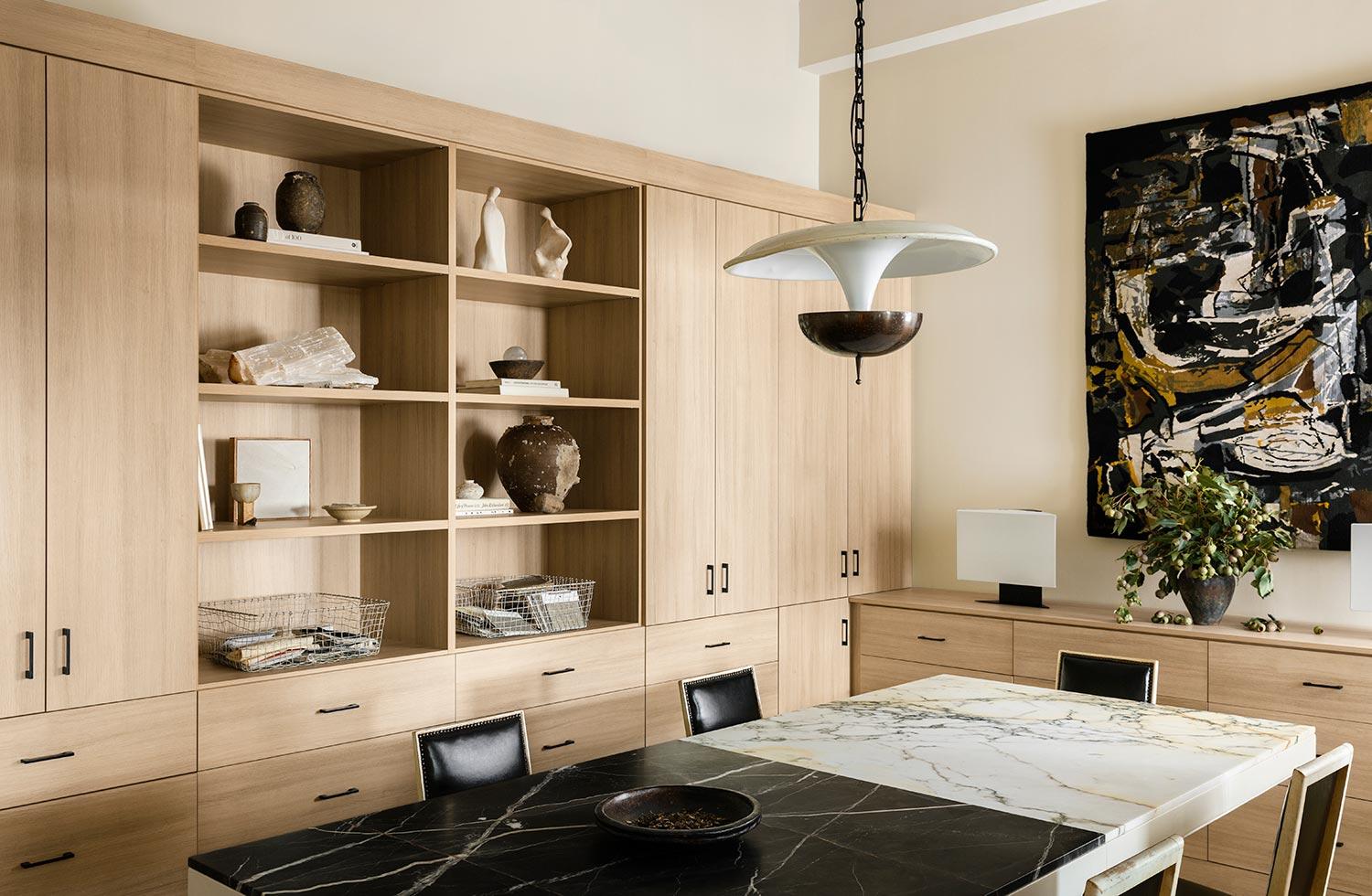 Cajón de oficina añadido a un escritorio empotrado personalizado para el hogar por California Closets